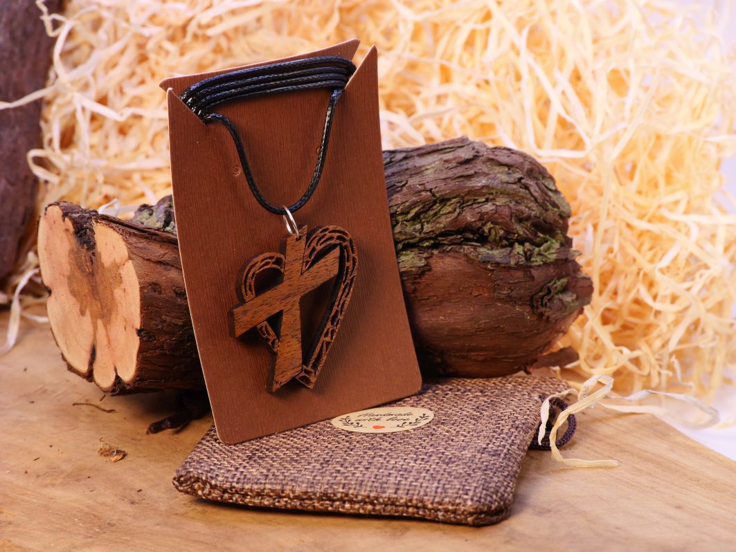 Herzkreuz Anhänger "Nussbaum"